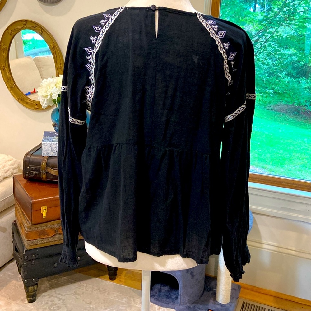 Anthropologie Rebellion
Black blue floral embroidered crop top Women's Size M - Picture 4 of 8